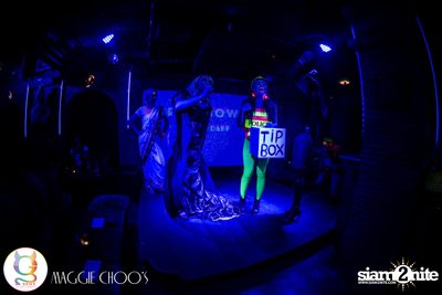 Rainbow in the dark กับ Sammi Zhen ที่ แม็กกี้ ชูวส์ — photo 28