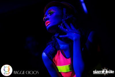 Rainbow in the dark กับ Sammi Zhen ที่ แม็กกี้ ชูวส์ — photo 50