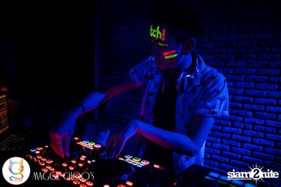Rainbow in the dark กับ Sammi Zhen ที่ แม็กกี้ ชูวส์ — photo 64