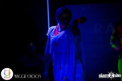 Rainbow in the dark กับ Sammi Zhen ที่ แม็กกี้ ชูวส์ — photo 69