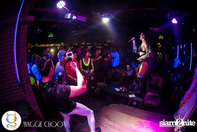 Rainbow in the dark กับ Sammi Zhen ที่ แม็กกี้ ชูวส์ — photo 96