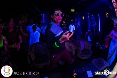 Rainbow in the dark กับ Sammi Zhen ที่ แม็กกี้ ชูวส์ — photo 100
