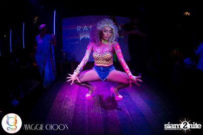 Rainbow in the dark กับ Sammi Zhen ที่ แม็กกี้ ชูวส์ — photo 101