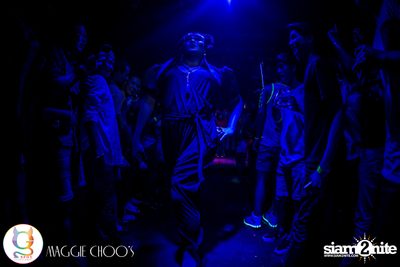 Rainbow in the dark กับ Sammi Zhen ที่ แม็กกี้ ชูวส์ — photo 105