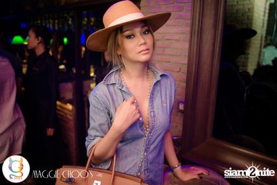 Rainbow in the dark กับ Sammi Zhen ที่ แม็กกี้ ชูวส์ — photo 122