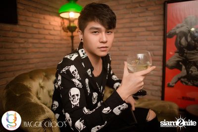 Rainbow in the dark กับ Sammi Zhen ที่ แม็กกี้ ชูวส์ — photo 129