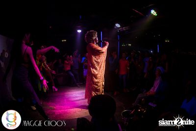 Rainbow in the dark กับ Sammi Zhen ที่ แม็กกี้ ชูวส์ — photo 143