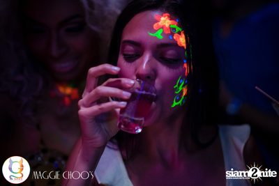Rainbow in the dark กับ Sammi Zhen ที่ แม็กกี้ ชูวส์ — photo 148