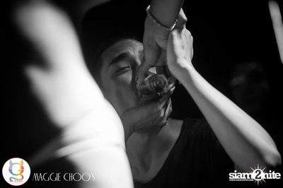 Rainbow in the dark กับ Sammi Zhen ที่ แม็กกี้ ชูวส์ — photo 154