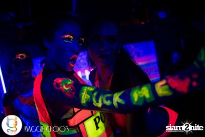 Rainbow in the dark กับ Sammi Zhen ที่ แม็กกี้ ชูวส์ — photo 155