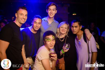 Rainbow in the dark กับ Sammi Zhen ที่ แม็กกี้ ชูวส์ — photo 161