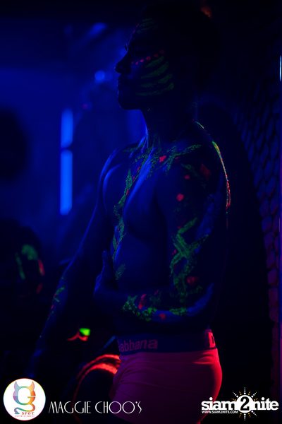 Rainbow in the dark กับ Sammi Zhen ที่ แม็กกี้ ชูวส์ — photo 164