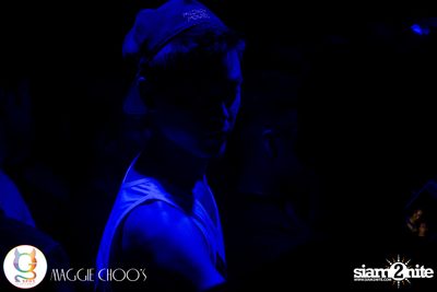 Rainbow in the dark กับ Sammi Zhen ที่ แม็กกี้ ชูวส์ — photo 171
