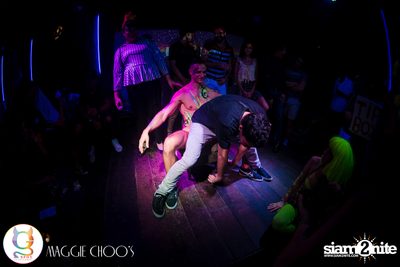 Rainbow in the dark กับ Sammi Zhen ที่ แม็กกี้ ชูวส์ — photo 187