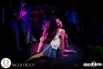 Rainbow in the dark กับ Sammi Zhen ที่ แม็กกี้ ชูวส์ — photo 195