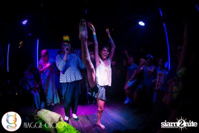 Rainbow in the dark กับ Sammi Zhen ที่ แม็กกี้ ชูวส์ — photo 198