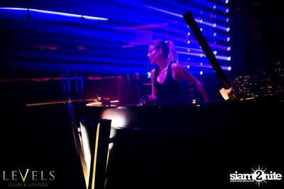 Eva Shaw ที่ เลเวลส์  — photo 69