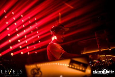 Tropical Mondays ที่ เลเวลส์ — photo 90