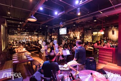 Friday Night at Atmos, Thonglor Soi 10 — photo 1