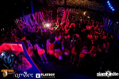Hooters Thanksgiving กับ Playboy Thailand ที่ แอมบาร์ — photo 7