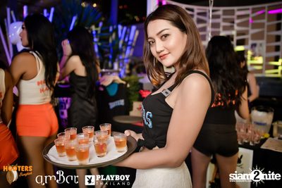 Hooters Thanksgiving กับ Playboy Thailand ที่ แอมบาร์ — photo 19