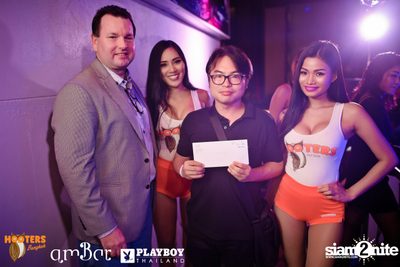 Hooters Thanksgiving กับ Playboy Thailand ที่ แอมบาร์ — photo 44