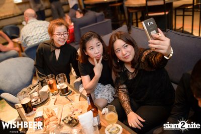 Ayinger & Schneider Weisse ที่ วิชเบียร์ โฮม บาร์ — photo 25