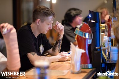 Ayinger & Schneider Weisse ที่ วิชเบียร์ โฮม บาร์ — photo 56