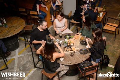 Ayinger & Schneider Weisse ที่ วิชเบียร์ โฮม บาร์ — photo 61