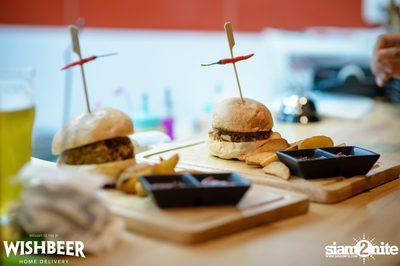 Ayinger & Schneider Weisse ที่ วิชเบียร์ โฮม บาร์ — photo 70