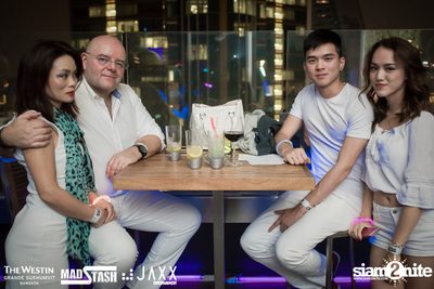 New Year's Eve Glow In The Dark Party ที่ เดอะ เวสทิน แกรนด์ — photo 17