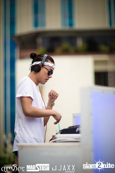 amWET & Hooters Foam Pool Party ที่ แอมบาร์ — photo 44