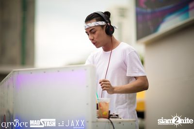 amWET & Hooters Foam Pool Party ที่ แอมบาร์ — photo 53