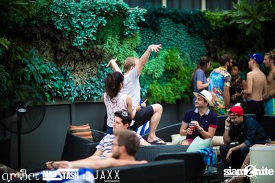 amWET & Hooters Foam Pool Party ที่ แอมบาร์ — photo 55