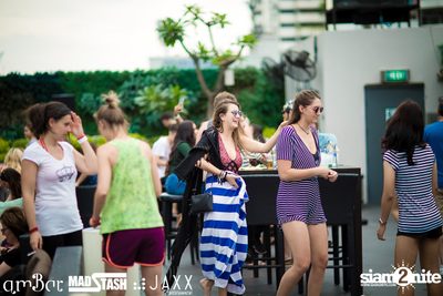 amWET & Hooters Foam Pool Party ที่ แอมบาร์ — photo 56