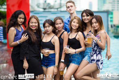 amWET & Hooters Foam Pool Party ที่ แอมบาร์ — photo 73
