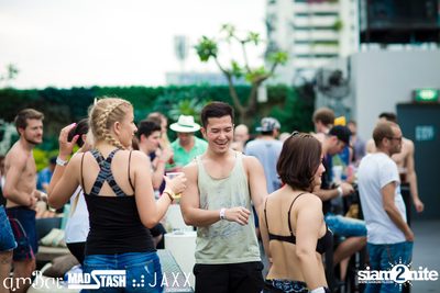 amWET & Hooters Foam Pool Party ที่ แอมบาร์ — photo 76