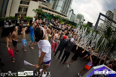 amWET & Hooters Foam Pool Party ที่ แอมบาร์ — photo 78