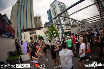 amWET & Hooters Foam Pool Party ที่ แอมบาร์ — photo 79