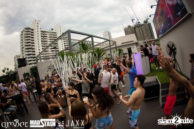 amWET & Hooters Foam Pool Party ที่ แอมบาร์ — photo 80