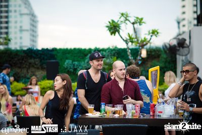 amWET & Hooters Foam Pool Party ที่ แอมบาร์ — photo 96