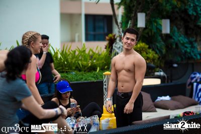 amWET & Hooters Foam Pool Party ที่ แอมบาร์ — photo 99