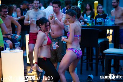 amWET & Hooters Foam Pool Party ที่ แอมบาร์ — photo 110
