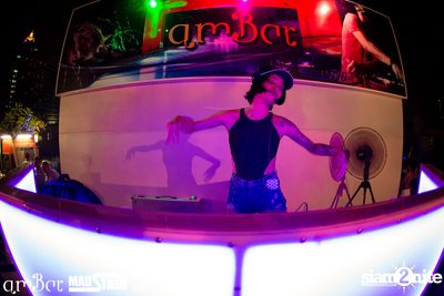 amWET & Hooters Foam Pool Party ที่ แอมบาร์ — photo 124