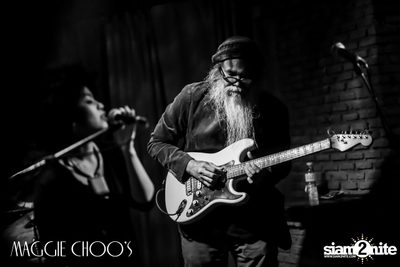 คืนวันเสาร์กับวง Chai Blues ที่ แม็กกี้ ชูส์ — photo 31