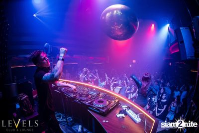Paris Blohm ที่ เลเวลส์ — photo 2