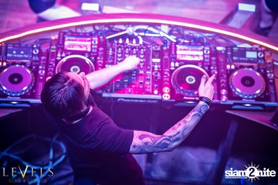 Paris Blohm ที่ เลเวลส์ — photo 3