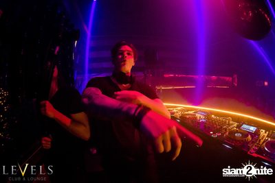 Paris Blohm ที่ เลเวลส์ — photo 4