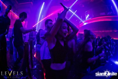 Paris Blohm ที่ เลเวลส์ — photo 5