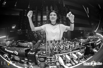 Paris Blohm ที่ เลเวลส์ — photo 9